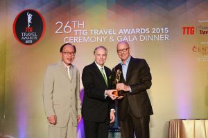 Best-Global-Hotel-Chain---AccorHotels (Michael Chow, Publisher of TTG and Mario Hardy PATA present the award to Patrick Basset